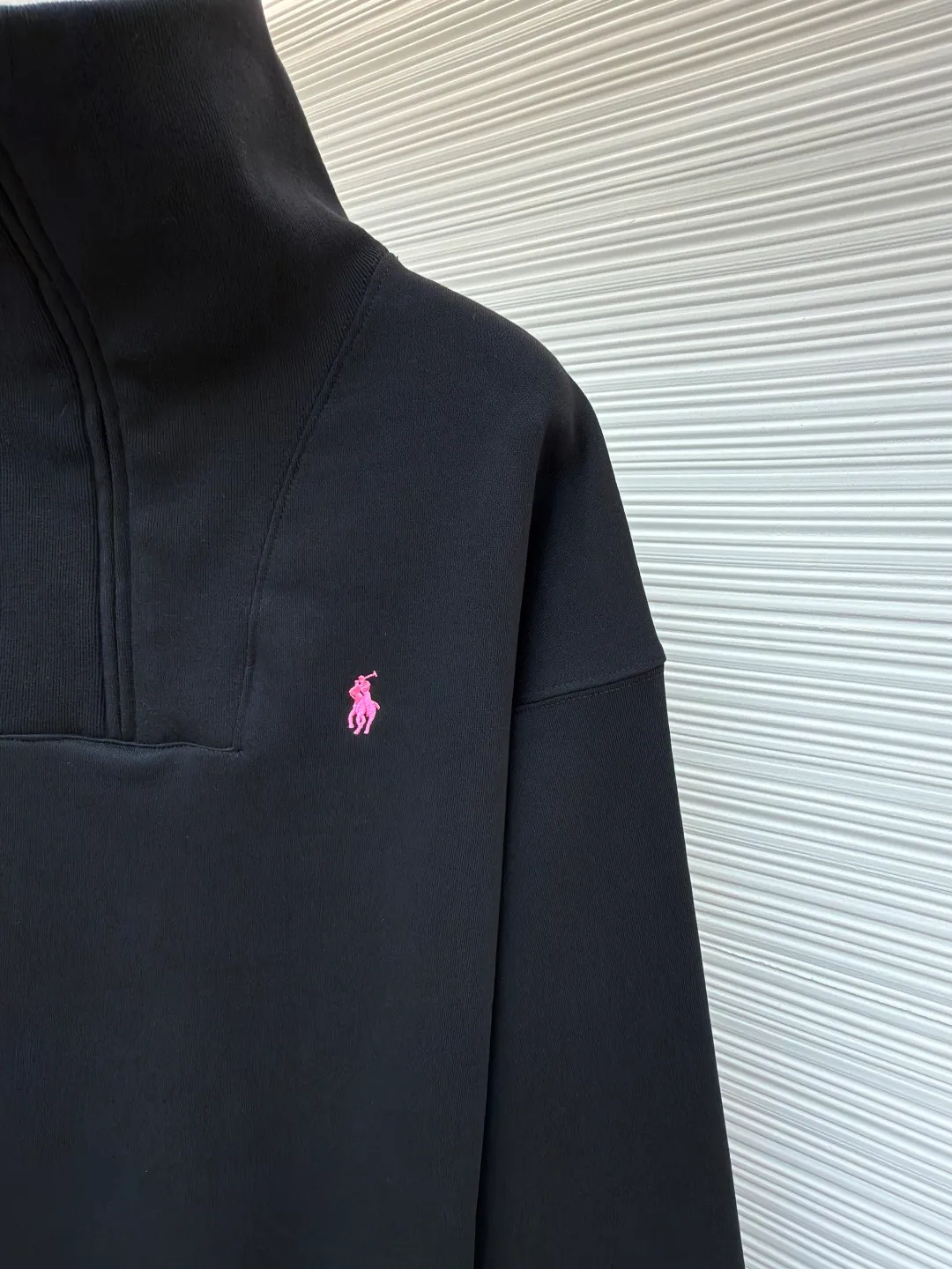 P440 Ralph Lauren pink label half turtleneck sweatshirt ●Original version: Purchased and developed at 2190 ●Item number: 1681981-A90 ●Fabric: cotton fleece composite fabric ●Technology: patch embroidery production ●Color: black pink ●Version: fitted version ●Weight: about 705 grams ●Size: S-M-L-XL ●Description: Customized luxury cotton fleece composite material, soft and silky, comfortable and skin-friendly It uses an extremely pure black tone as the background. A touch of pink pony logo embroidery is embellished on the chest. It is low-key and powerful. The back panel is embellished with the brand letters outlined in ivory white satin intarsia. The pink pony embroidery jumping in the center is the only color footnote in this black and white silent film. It coincides with the elegant and uninhibited brand philosophy. Its unique ribbed half-high collar design is sublimated, giving more flexibility and fashion sense to wear, showing taste in silence. Showing elegance and style, it uses imported machine embroidery technology. It uses advanced computer control systems and precision mechanical components to realize pony logo embroidery operations with high precision. The lines are smooth and delicate. It uses imported machine patch embroidery techniques. It uses advanced computer control systems and precision mechanical components to realize Ralph Lauren patch embroidery operations. It presents an embroidery effect with both clarity and three-dimensionality. The fabrics have been carefully washed. It has better hand feel and texture. It is not easy to deform, not easy to shrink, not easy to fade, and maintains long-term beauty. The overall wiring is straight and delicate, the fabric is comfortable and soft, and the color is consistent without color difference. It can be matched with the same style to create a fashionable look and control various occasions. Customized accessories, complete with three standards, same style for men and women!